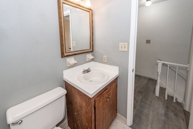 Building Photo - 2 Bedroom, 1.5 Bathroom Townhome - Summerville