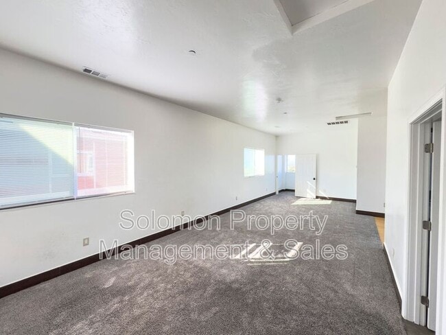 Building Photo - 2030 Broadway St