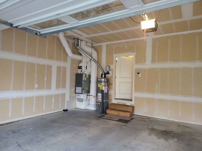 Building Photo - 3 bedroom town home in perfect location
