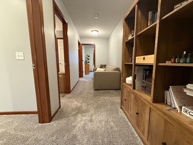 Building Photo - Great 3BR/2BA End Unit Elk River Townhome Available June!