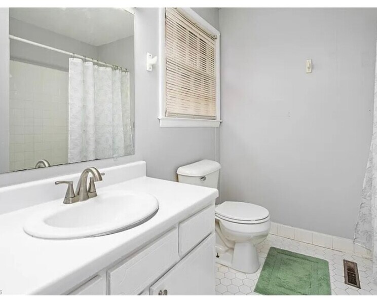 Building Photo - 514 Peele St