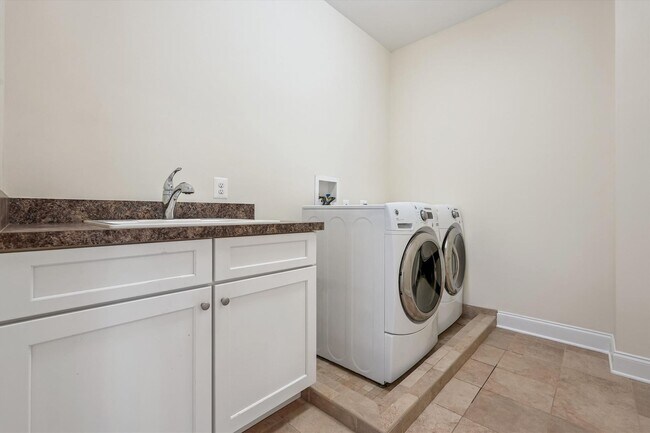 Building Photo - Incredible 4BR, 4.5BA Luxury Bethesda Home!!