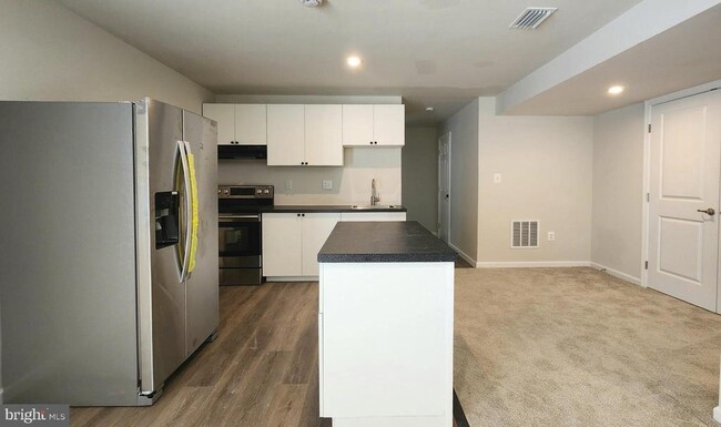 Building Photo - 8703 Davis Ct