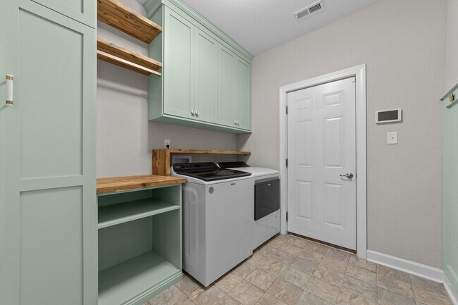 Building Photo - 937 Lake Thrasher Dr