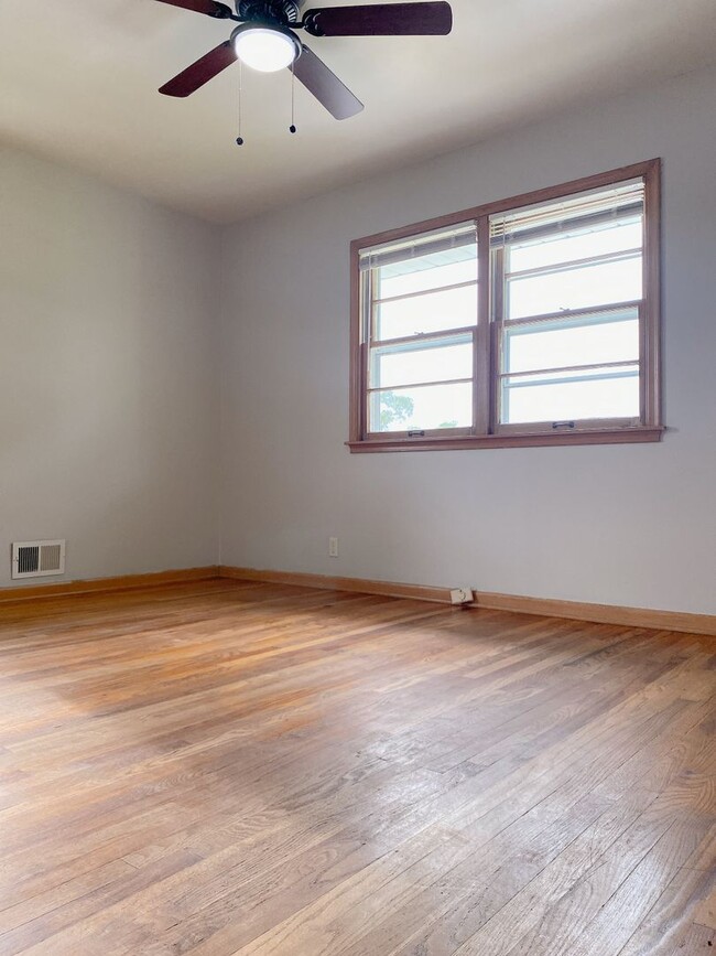 Building Photo - Beautiful 3 bed 1 bath house, over sized driveway, garage and fenced in back yard $1795