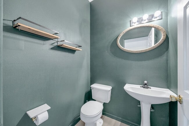 Building Photo - Nice 3/2.5 Home in East Orlando with 2-Car Garage