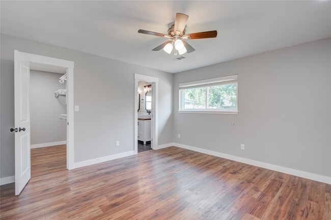 Building Photo - 966 Redway Ln