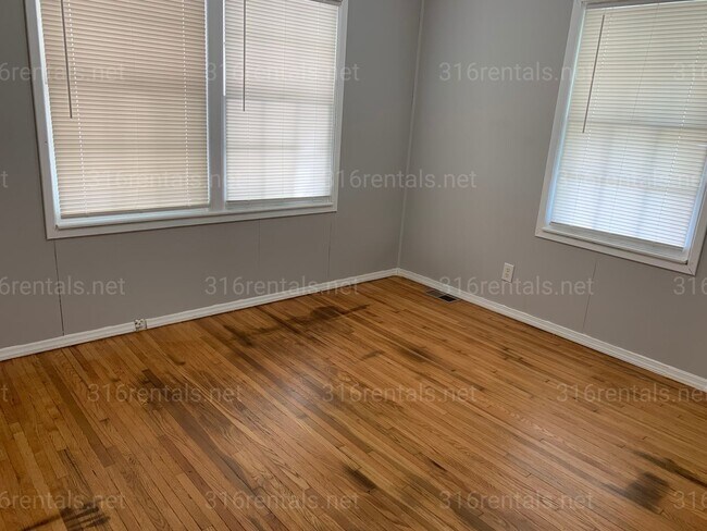 Building Photo - $950 - 2 bedroom 1 bathroom - Single family home *COMING SOON*