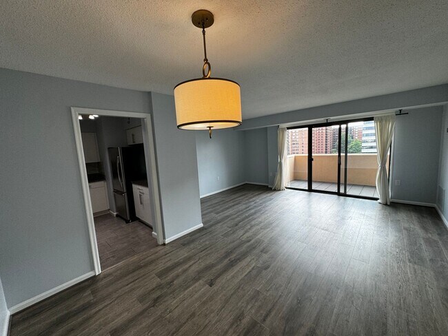 Building Photo - Urban Living at Its Finest: Spacious 2BR, 2BA Condo in Courthouse