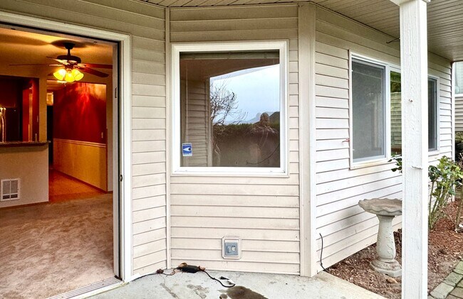 Building Photo - In town Kingston, walking distance to the Seattle and Edmonds ferry, main floor condo