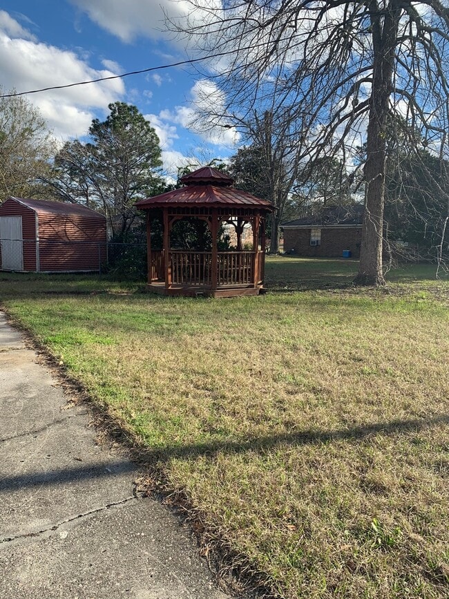 Building Photo - Your Dream Home Awaits in a Charming 3-Bedroom Oasis!