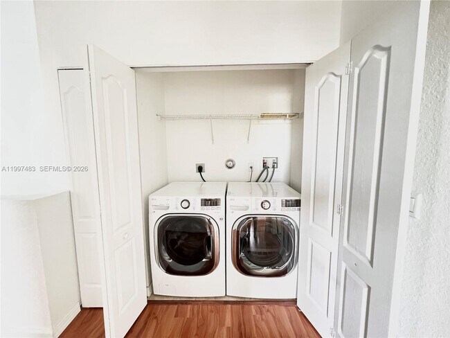 Building Photo - 3910 NE 13th Dr