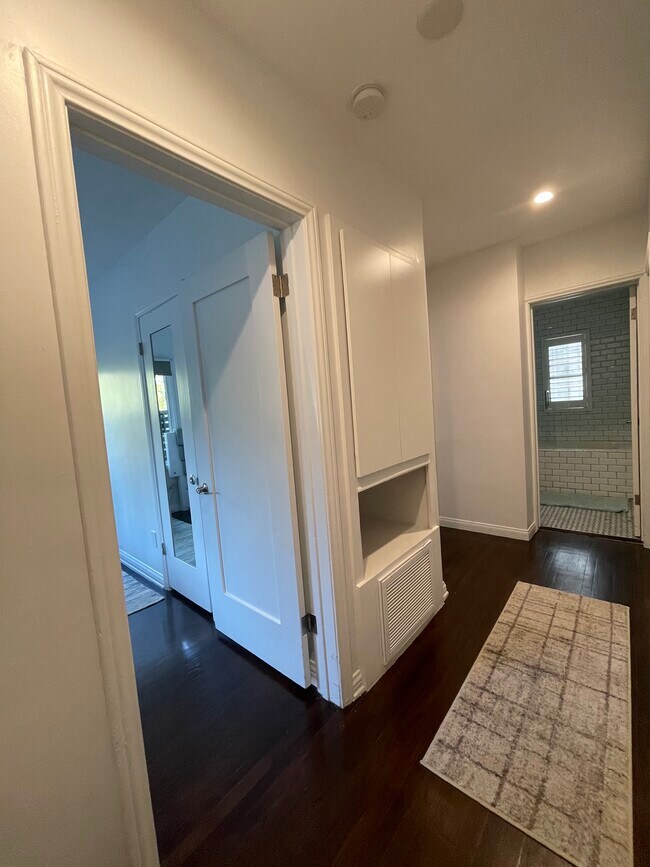 Building Photo - 432 N Gardner St