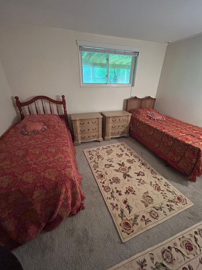 Building Photo - Fully furnished 1 + 1 basement unit / sep ...