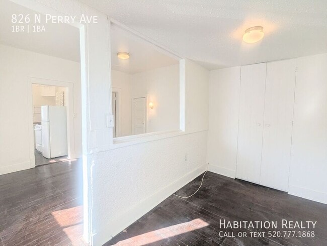 Building Photo - 826 N Perry Ave