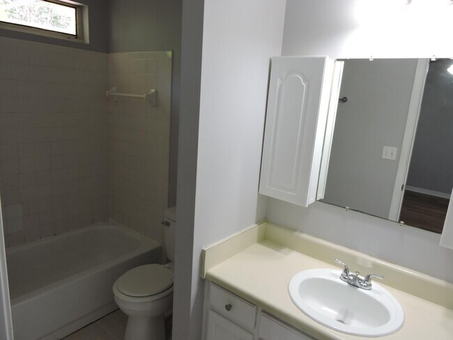 Building Photo - 211 Westview Dr