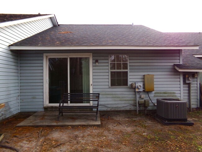 Building Photo - Charming Triplex