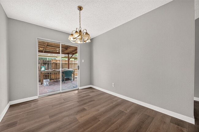 Building Photo - 10814 Parkland Woods Dr