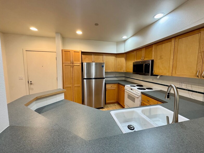 Building Photo - One Parking Spot Free! (FREE RENT until end of the year)