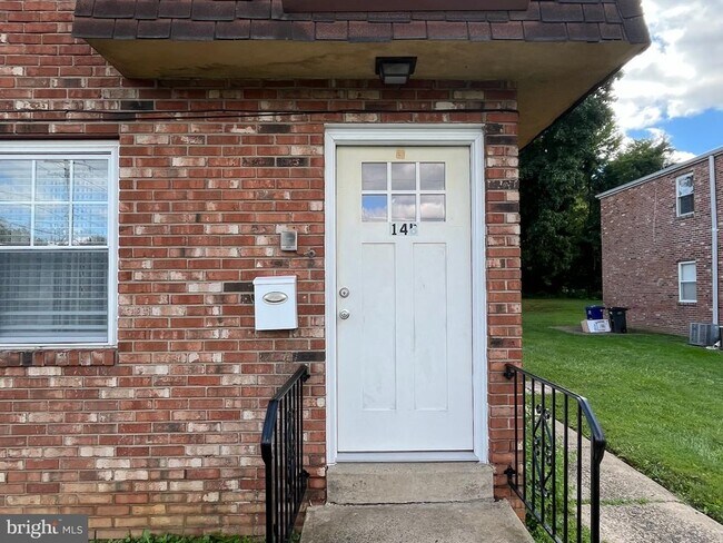 Building Photo - 16 Apel Ave
