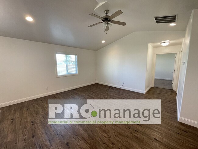 Building Photo - 3 Bed, 2 Bath Town Home w/ 2 Car Garage - Idaho Falls