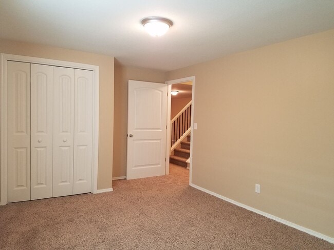 Building Photo - Large 4 Bedroom, 3 Bathroom!