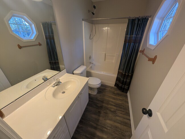 Building Photo - 717 Windsor Dr SE