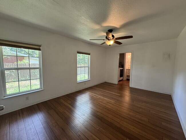 Building Photo - 3 bedroom 2 bath with a bonus room!