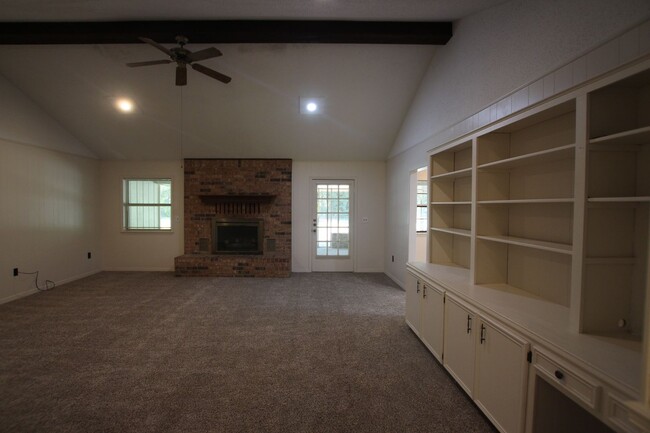 Building Photo - Oversized 4 bedroom 3 bath rental in Tyler...