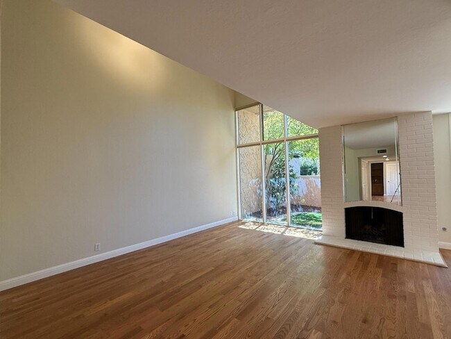 Building Photo - 285 Casitas Bulevar