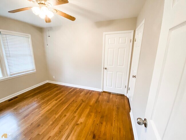 Building Photo - 381 W Candler St