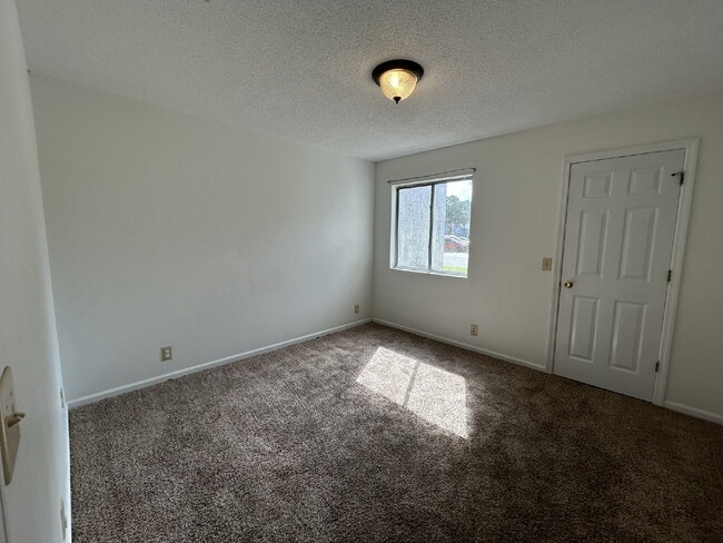 Building Photo - Apartment For Rent