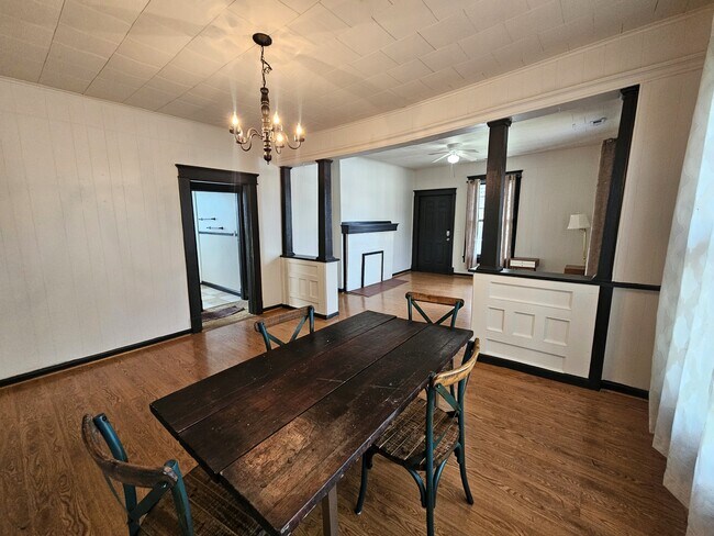 Building Photo - 1909 Bennett Ave