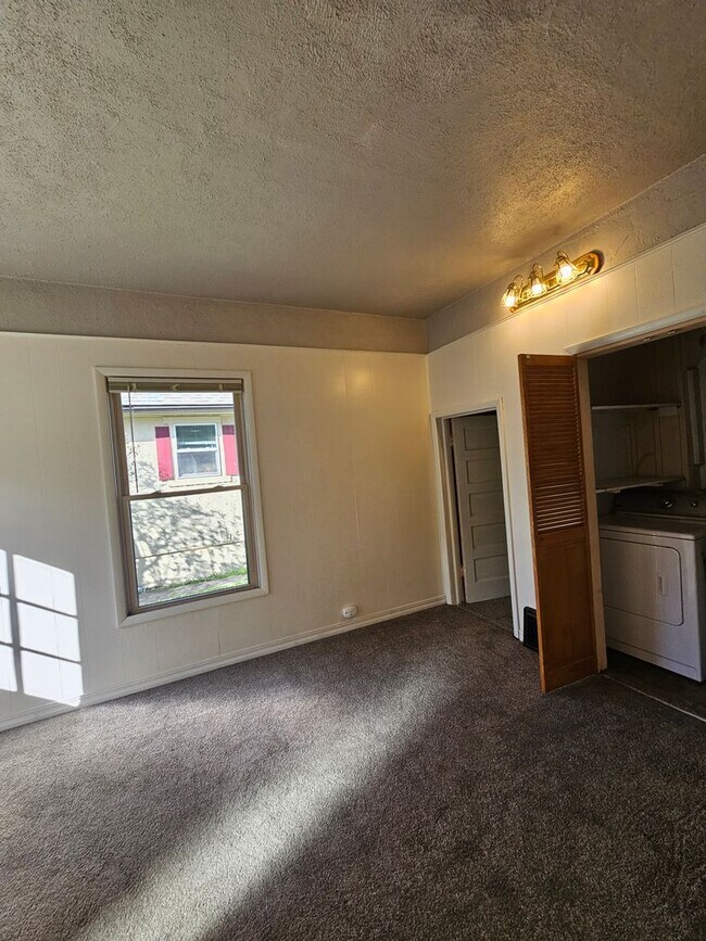 Building Photo - Spacious Home in the Slant Street Neighborhood