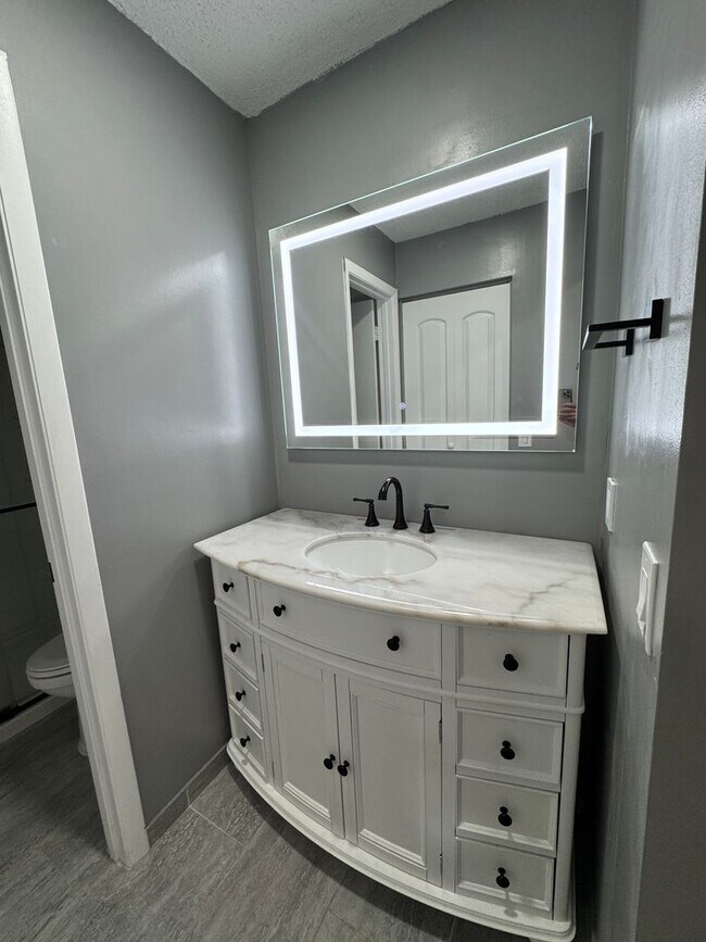Building Photo - Spacious 2-Bedroom, 2-Bath Condo in Guard-...