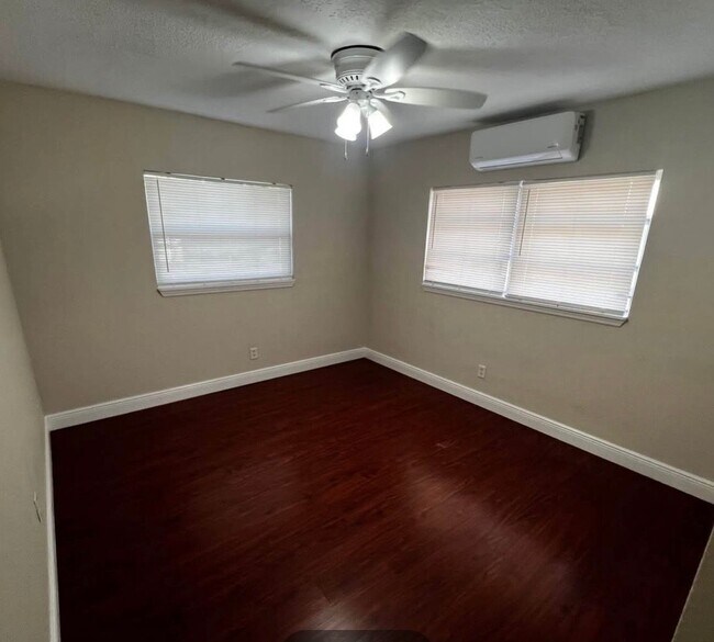 Building Photo - 4024 Meadowbrook Ave