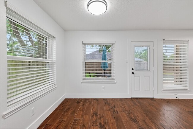 Building Photo - 2018 Village Ct Ln