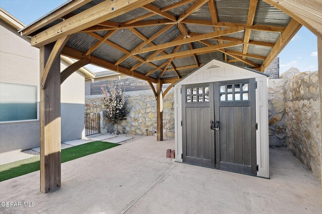 Building Photo - 220 S Manzanita Dr