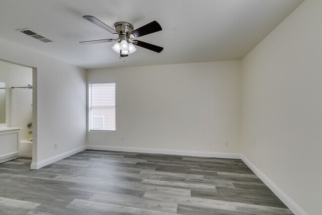 Building Photo - Stunning 4 bedroom, 2.5 bathroom