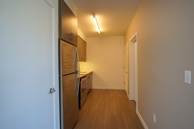 Building Photo - Heart of Sellwood: Fabulous Modern Studio Ready Mid-April!
