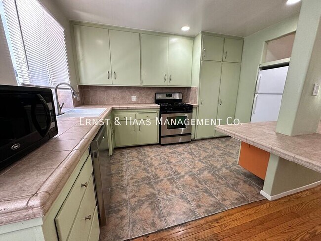 Building Photo - 700 E Carson St