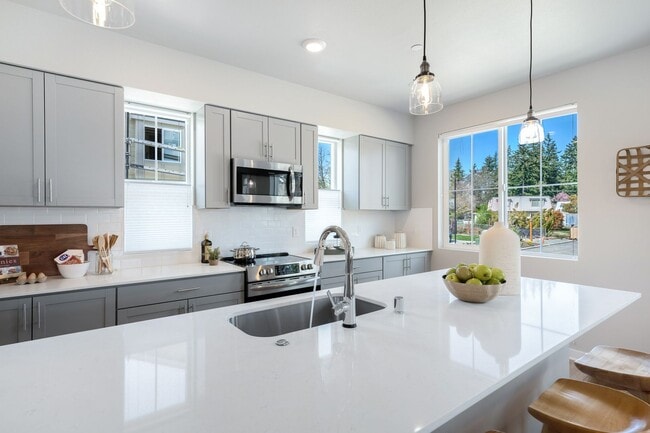 Building Photo - 4 Bed | 3.5 Bathroom | 1840 Sq Ft | $3,400