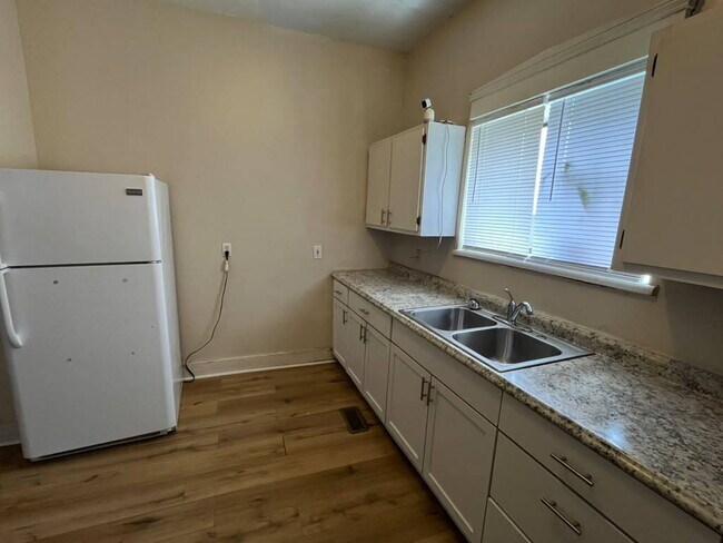 Building Photo - "Charming 1-Bedroom FIRST FLOOR Duplex in St. Louis City- Your Spacious 850 sq. ft. Retreat Await...