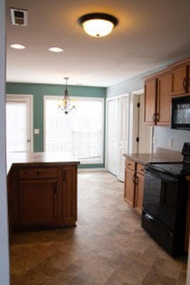 Building Photo - 514 Winding Bluff Way