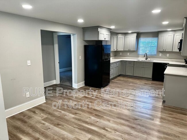 Building Photo - 708 Union St S