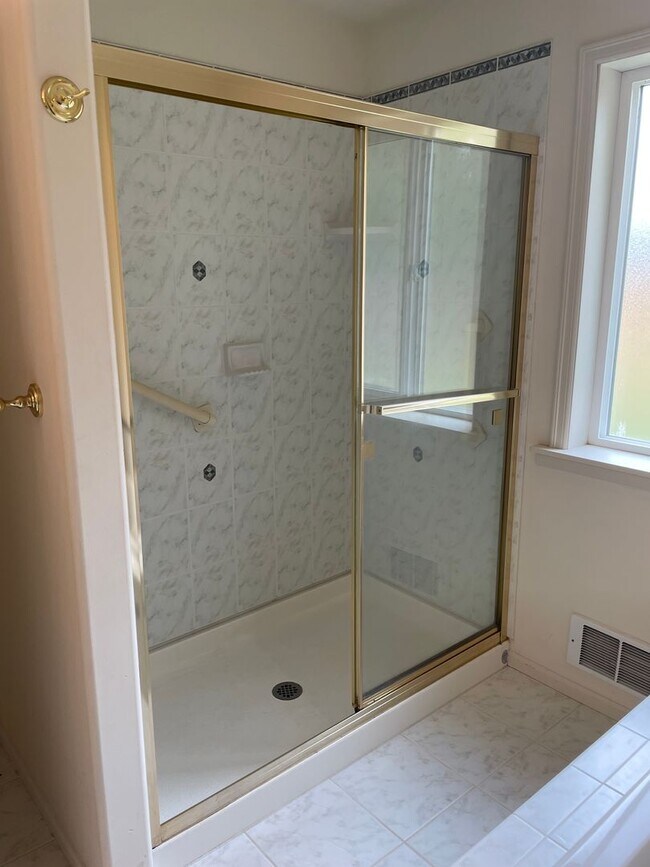 Building Photo - Single Level Useless Bay Home with Bonus Room!