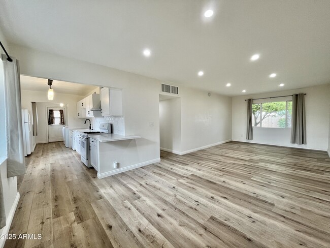 Building Photo - 4635 N 11th Pl