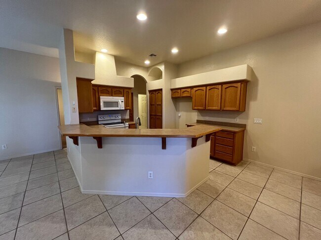 Building Photo - 4 BED POOL HOME!