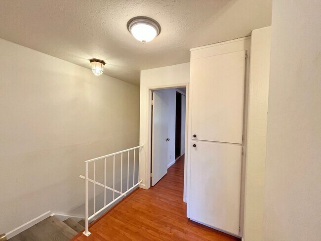 Building Photo - Adorable 3 bed / 1.5 bath Condo