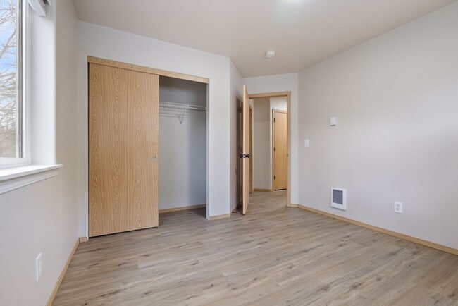 Building Photo - Beautiful Renovated 4b/2.5 bath home - SE Portland